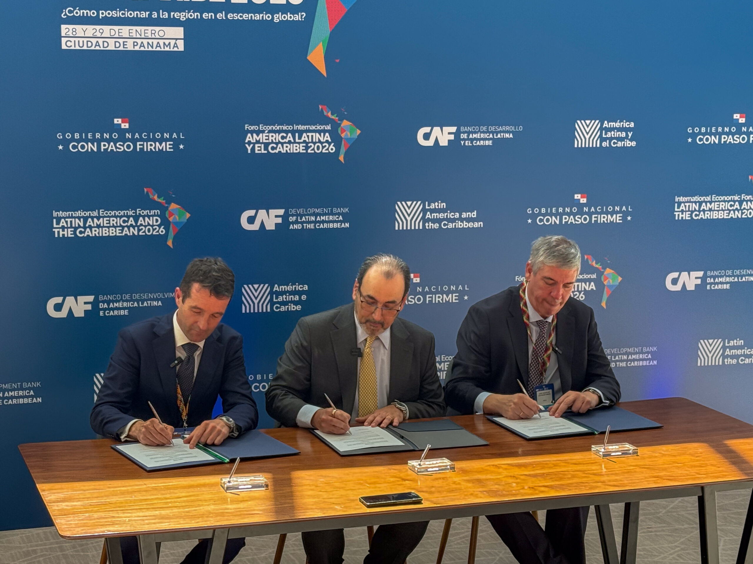 Directivos de Indra Group y del Banco de Desarrollo de América Latina y el Caribe tras la firma del acuerdo en Panamá